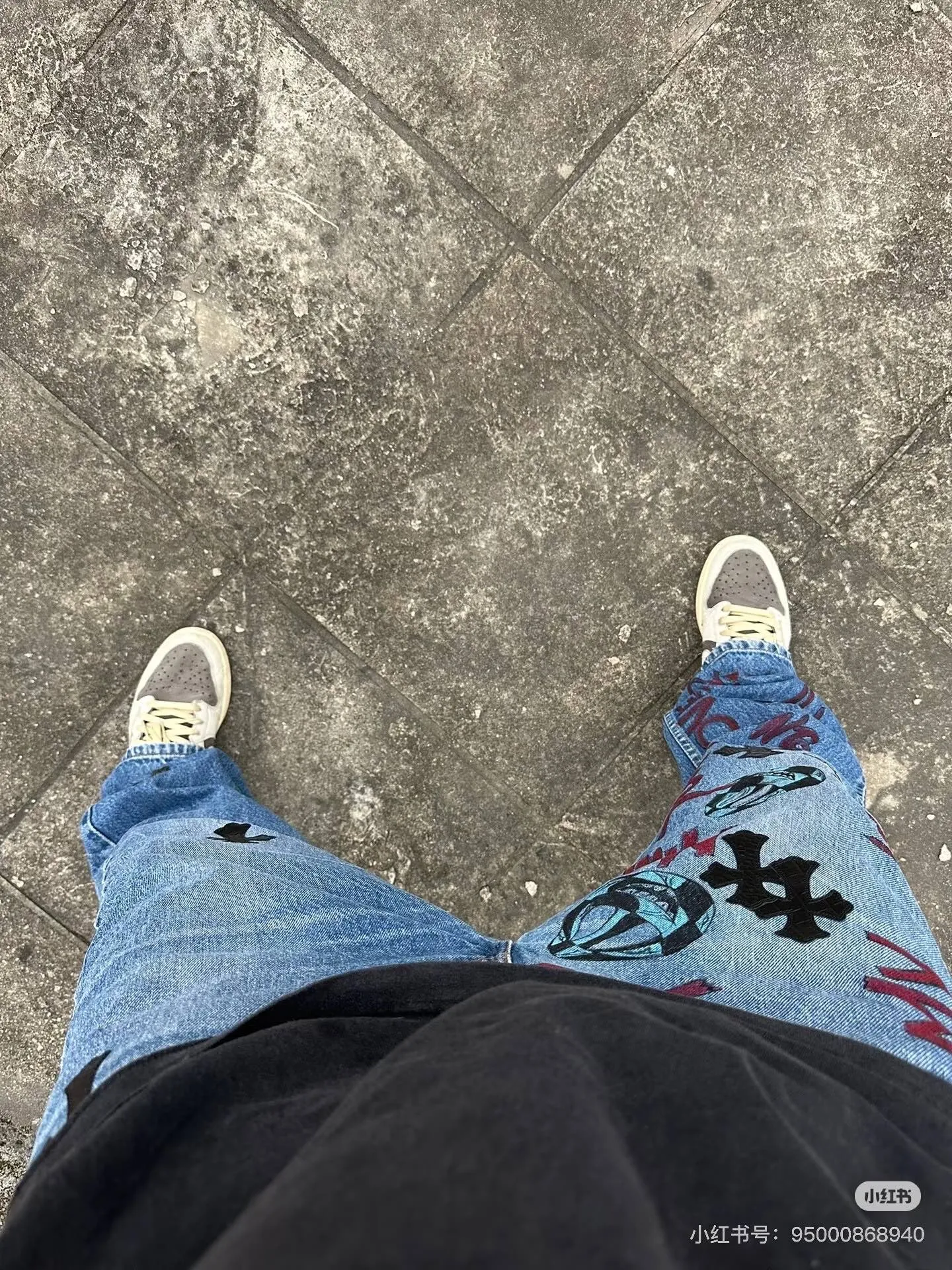 P260 style number: D349 Chromehearts1of1 Crow Mattyboy graffiti jeans, ceiling-level jeans, a pair is hard to find at the counter‼ ️About Zangyin✅This is an extremely luxurious fashion brand that can also be called the aristocracy of the high street. It has always been an exclusive brand for some hipsters or rich second generations. The color of this model is already very eye-catching by using a unique washed material. It is decorated with pink patch cross flowers, which cleverly highlights the charm of the brand. Secondly, this model adopts a classic high-waist cut design, which highlights the long legs and fashionable temperament of the upper body. The brand is highly recognizable and the slim-fitting configuration is more suitable for daily wear. The personality will be fashionable and the specifications can be seen at a glance. Materials and technology ✅ Needless to say, this point goes without saying. As an excellent craftsman brand, Zangyin's requirements for details and craftsmanship are really perfect. The washed color of this model has gone through a lot of processes, not to mention the embellishment of the denim appliqués. It is also purely handmade and sewn. Just like what they believe in, only handmade things have soul and have the meaning of wearing. A top-notch heavy-duty fashionable denim item, recommended by both hands‼ ️ Size: 28, 30, 32, 34, 36 (S-XXL) Color: black Size reference: Pants length 100 102 104 106 106 Waist 72 76 80 84 88 Recommended weight S (about 130 pounds) M (about 120 pounds) L (about 140 pounds) XL (about 165) XXL (about 185)